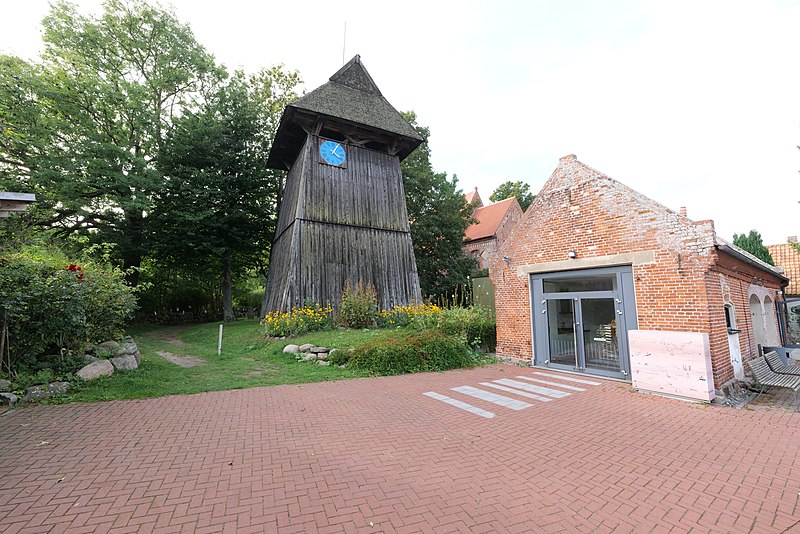 File:Clock tower in Altenkirchen 2021-09-16 01.jpg