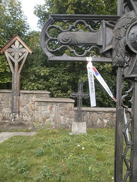 File:Cmentarz wojenny z I wojny światowej na Wichrażu (Wola Nieszkowska) 19.JPG