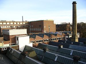 Cambridge University Engineering Department, Trumpington Street site, looking southeast from the Inglis A Building in November 2004. The Baker Building is in the left background, and the Leys School is in the right background (behind the chimney). The Inglis Building is in the middle and foreground. Cmglee Cambridge University Engineering Department Trumpington St.jpg