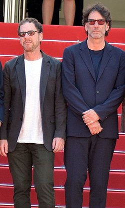 Ethan (vas.) ja Joel Coen (oik.) Cannesissa 2015.