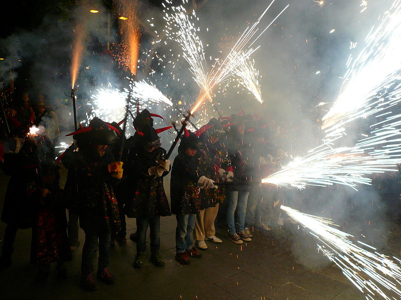 File:Correfoc infantil de la festa major de Sarrià 2013 -P1460958.jpg