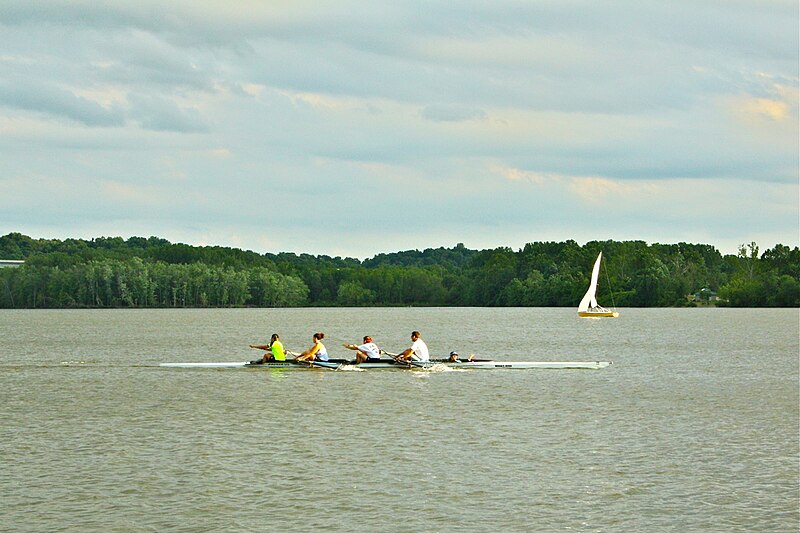 File:Creve Coeur Lake Boating.jpg