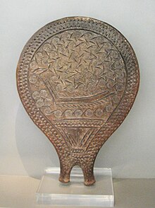 The same frying pan with incised decoration of a ship. Early Cycladic II, Chalandriani, Syros (Keros-Syros culture, 2800-2300 BC) Cycladic "frying pan" with ship.JPG