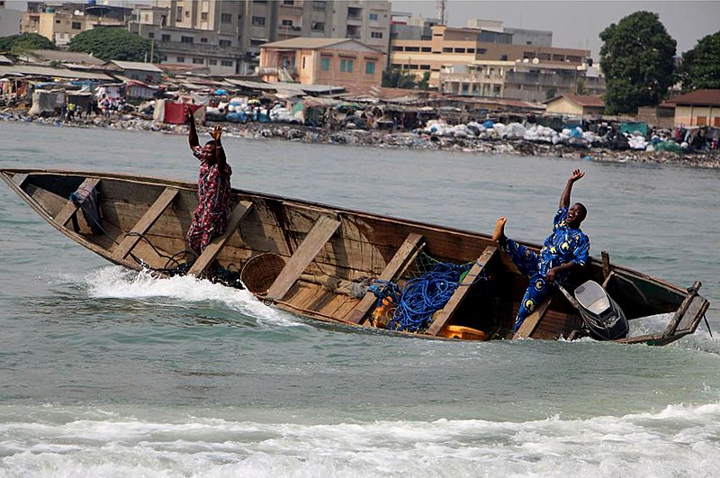 File:DEGAN Gabin -( driving a canoe is just child's play for these natives of Ganvié.jpg