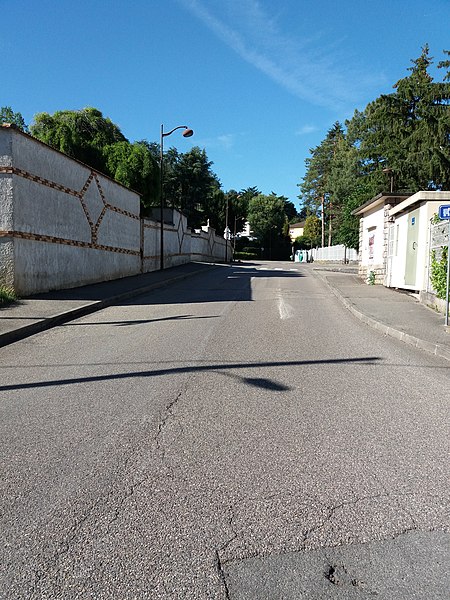 File:Dagneux - Rue du Renom, depuis la rue du Pensionnat.jpg