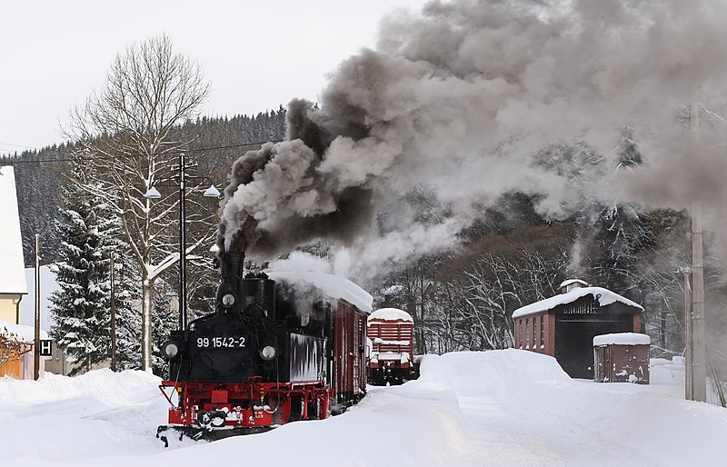 File:Dampfzug. Bahnhof Schmalzgrube, Preßnitztalbahn 2H1A5445WI.jpg