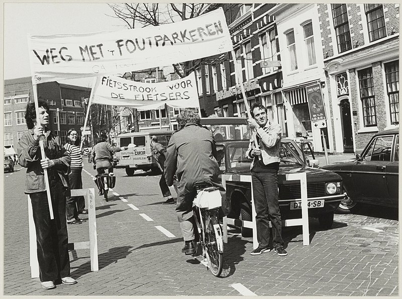 File:Demonstratie door de afdeling Haarlem van de ENFB (echte Nederlandse Fietsersbond) om veilige en goede fietsverbindingen door Haarlem te verkrijgen., NL-HlmNHA 54014855.JPG