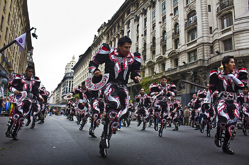 File:Desfile de la Comunidad Boliviana (14946099414).jpg