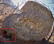 Масивна канара с две изсечени трапецовидни ниши – вероятно скалният блок е отцепен по времето на голямо разрушително земетресение в древността.[6]