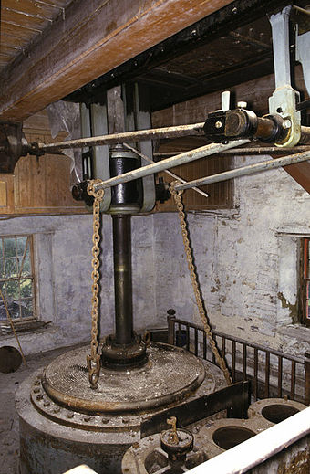 The vertical piston rod of a large beam engine at Dorothea Quarry Dorothea beam engine - middle chamber - geograph.org.uk - 665921.jpg