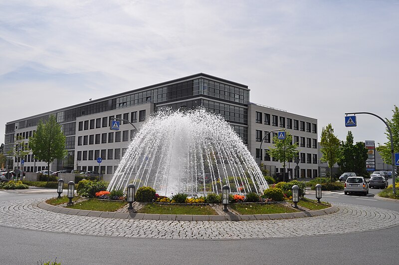 File:Dortelweil, Brunnen und Brunnen-Center.JPG