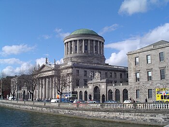 Fachada sur del edificio a lo largo de la ribera del río Liffey