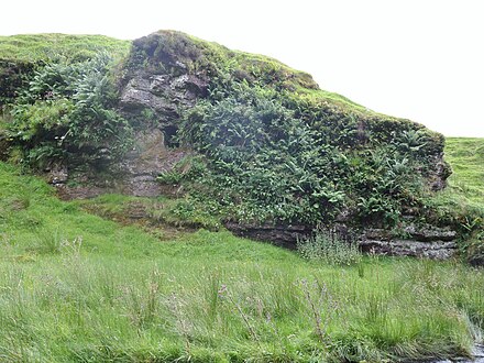 The cave within the cliff face. Dunton Cove, Scottish Covenanters 17th century artificial cave, Craufurdland Water, Ayrshire.jpg