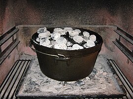 Dutch Oven mit Grillbriketts