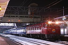 A down Hokuriku service at Takaoka Station, hauled by an EF81 locomotive, January 2010