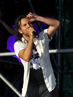 Eddie Vedder Pearl Jamin konsertissa Italiassa vuonna 2006.