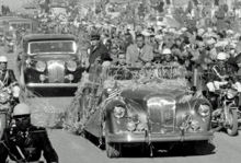 Greeting
The King's car with President Eisenhower
followed by the King's Straight-Eight
Kabul Afghanistan 9 December 1959 Eisenhower Kabul 1959.png