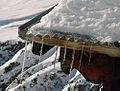 Eiszapfen an einer Berghütte