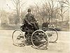 Элвуд Хейнс өзінің алғашқы автомобильінде, Пионер, с. 1910.jpg