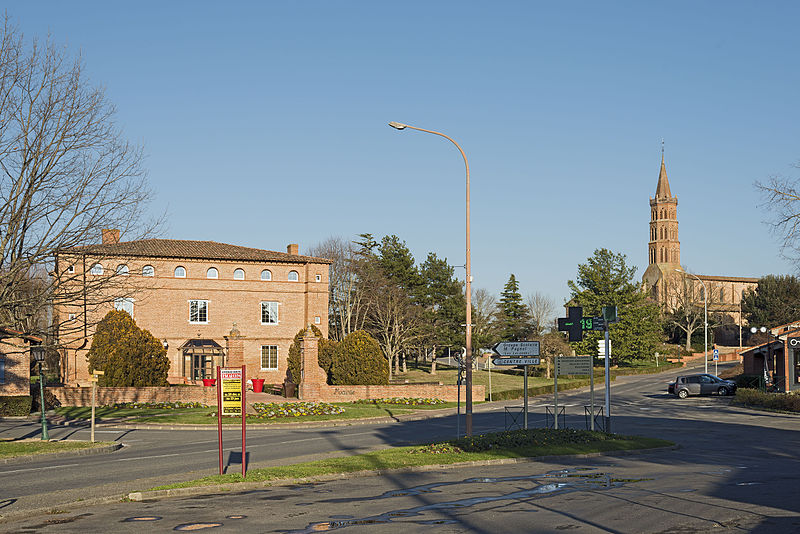 File:Escalquens - le centre ville, la mairie et l'église.jpg