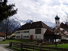 Pfarrhof in Eschenlohe von Norden, April 2004