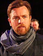 Homme blanc aux cheveux châtains coupés courts, avec une barbe et des yeux bleus.