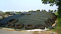Silo-trincheira sem paredes laterais instalado sobre uma placa betonada. A cobertura é feita com folha plástica, mantida no lugar por pneus usados.