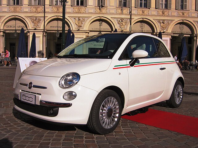 Страна производства италия. Fiat 500 (2007). Fiat 500 in City. Fiat 500 Italy. Fiat 500 Cabrio Italian Flag.