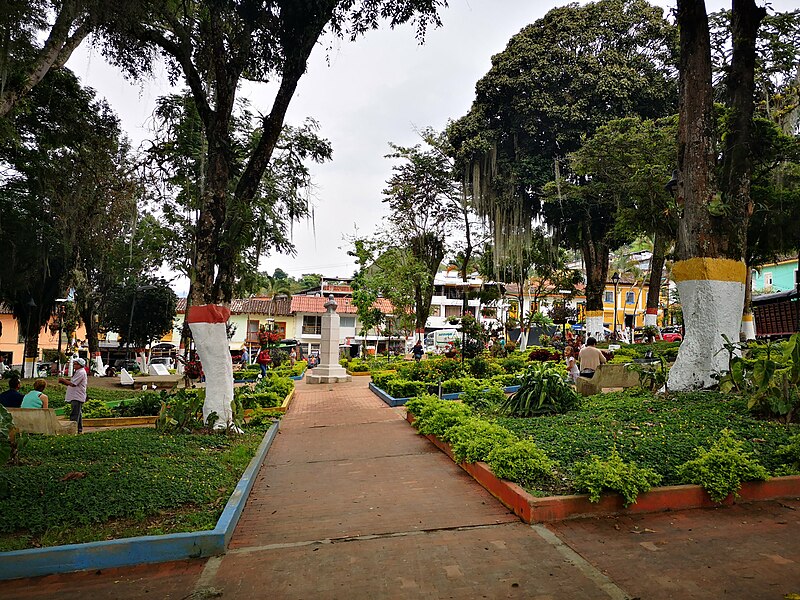 File:Filadelfia (Caldas) - parque principal.jpg