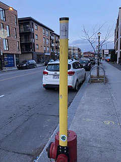 File:Fire hydrant locator stanchion in Greater Montreal.jpg