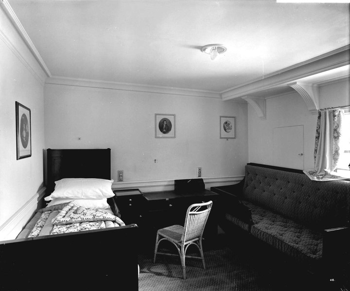File:First Class stateroom on the 'Aquitania' (1914) RMG G10853.tiff