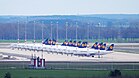 Die Lufthansa, die wegen der COVID-19-Pandemie seit März 2020 über 90 Prozent aller Flüge streichen musste, ist in existenzielle Finanzprobleme geraten und führt mit der Bundesregierung Gespräche über ein staatliches Rettungspaket. (Auf dem Großflughafen BER abgestellte Flugzeuge der Lufthansa, Bild vom 21. März 2020) KW 22 (ab 24. Mai 2020)