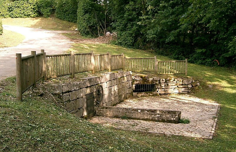 File:Fontenu - les fontaines.jpg