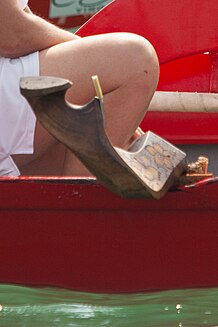 Horquilla de madera insertada en un barco rojo en un día soleado