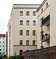 Hinterhaus im Hof (Friedrich-Ebert-Straße 45b, ehemals Fabrikgebäude) und Mietshaus (Gustav-Mahler-Straße 20) in halboffener Bebauung