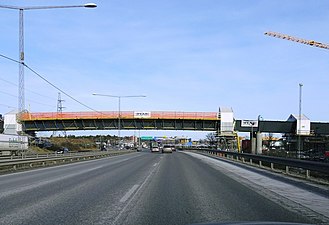 Brons mittsektion lyftes på plats, februari 2016