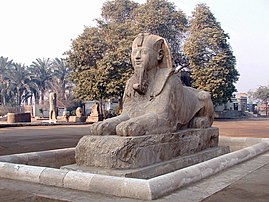 Le Sphinx de Memphis, la capitale du premier nome de Basse-Égypte. Le site se trouve aujourd’hui près de la ville d’Helwan, au sud du Caire (Égypte). (définition réelle 1 600 × 1 200)