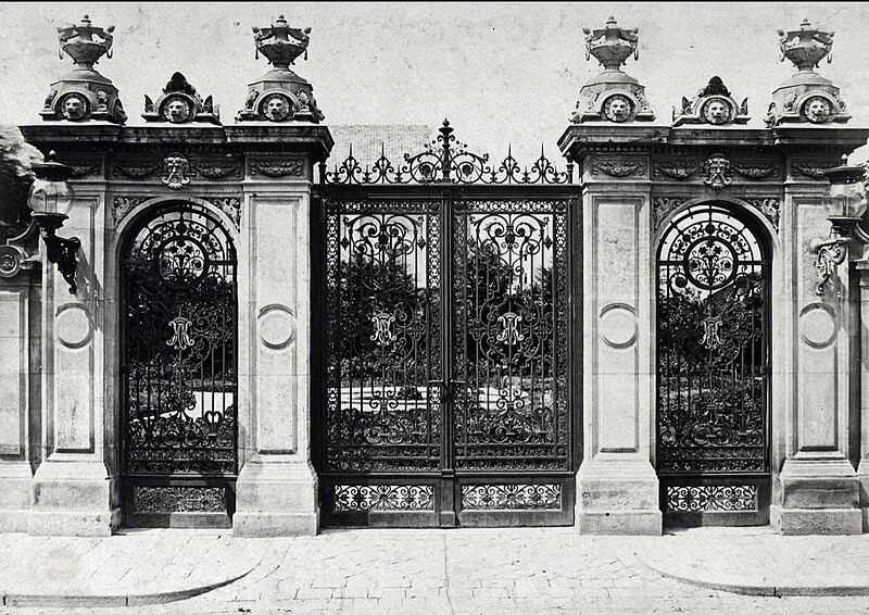 File:Garden gates at the Károlyi palota (Pollack Míhály tér), 1881.jpg