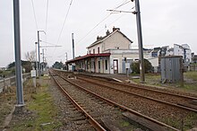 pályák, peronok és utasépület, kilátás a vasúti átjáróra Saint-Nazaire felé