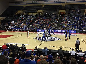 Florida Gators y Seton Hall Pirates jugando un juego de baloncesto