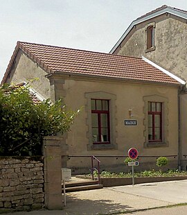 Gemmelaincourt'taki belediye binası ve okul