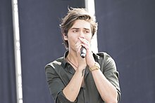 George Shelley (zpěvák) 2015.jpg