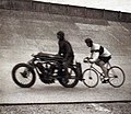 Miniatuur voor Bestand:Georges Paillard avec un vélo de type stayer (derrière Lehmann), sur l'autodrome de Linas-Montlhéry tentant de battre le RM de vitesse sur le plat, derrière abri (1937).jpg