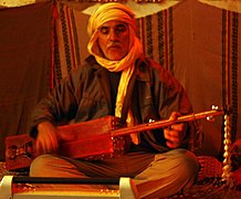 Guembri, utilisé dans la musique diwane au Sud du pays.