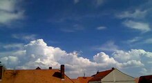Fichier:Growing cumulus clouds in time lapse.ogv