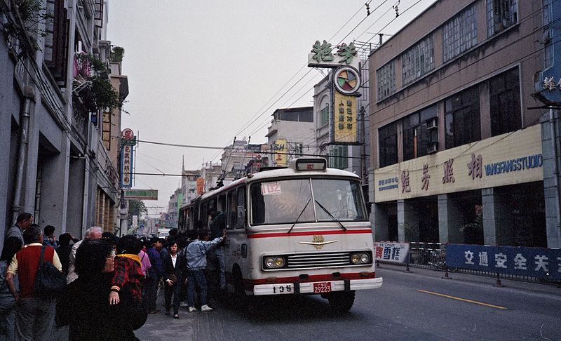 File:Guangzhou trolleybus 135 loading in street (1991).jpg
