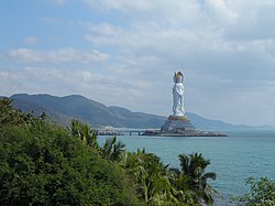 Zaliv s kipom bodhisatve Kvamon na jugu otoka Hainan