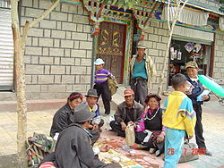 Тибетская семья на улице Гьянгдзе