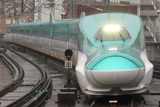 An H5 series Shinkansen undergoing testing in November 2015