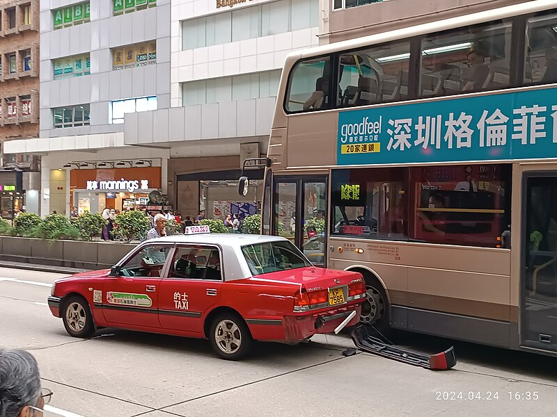 File:HK YMT Yau Ma Tei Nathan Road traffic accidence Taxi n bus April 2024 R12S.jpg